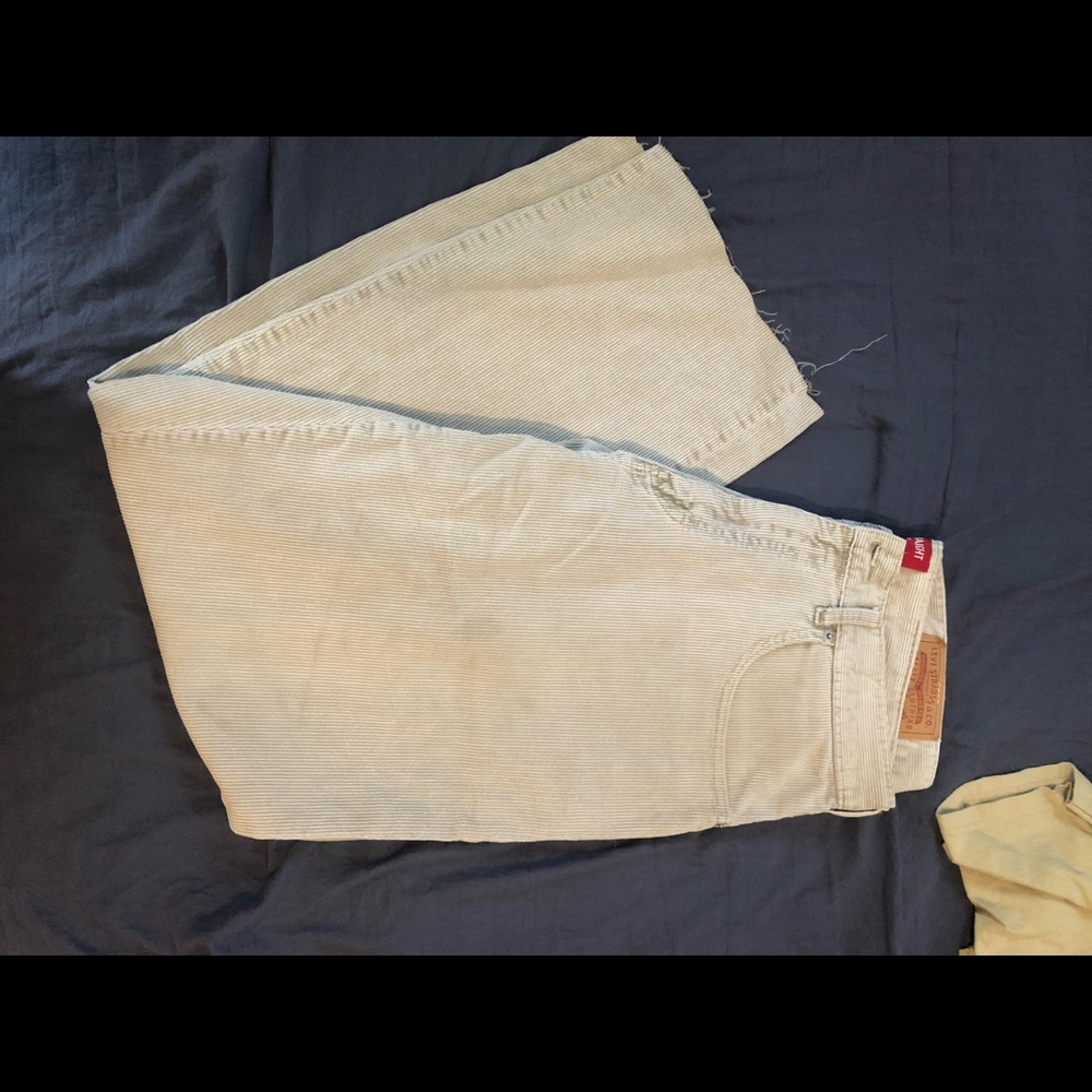 Levi’s chords. Loose fit 34/32